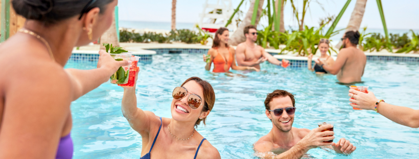 Amis dans une piscine 